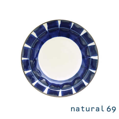 一個六吋的圓盤，盤面中心為白色，外圍有手工繪製的深藍色放射狀線條，形成獨特的吳須圖案，邊緣帶有細微的金色勾邊。