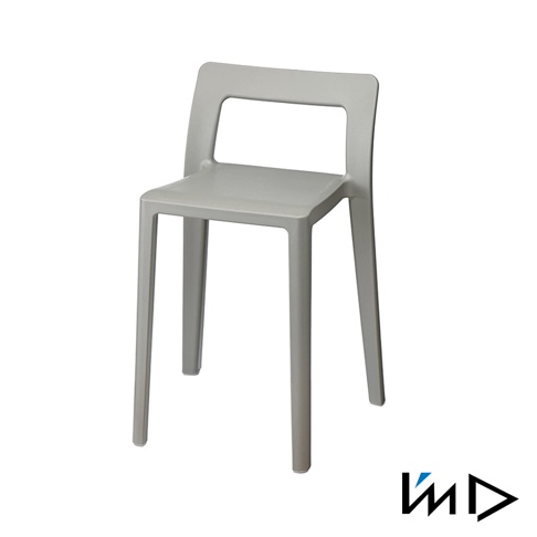 淺灰色塑膠一體成型短背椅凳，四腳設計，椅背帶有長方形鏤空。