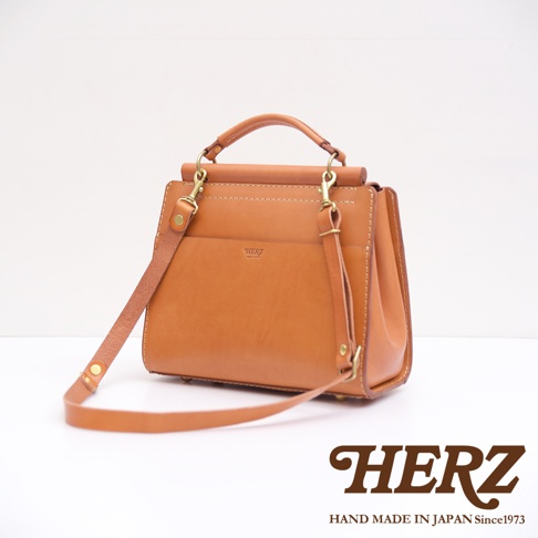 日本HERZ手工製作的棕褐色皮革兩用包，採用堅固耐用的Latigo牛皮革，設計簡約俐落，可手提、肩背或斜背。