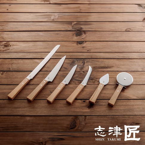 morinoki / Ban nou knife 萬用刀，一套六件，包含鋸齒長刀、兩把平刃刀、一把弧形鋸齒刀、一把起司刀及披薩滾輪刀。刀刃皆為不鏽鋼材質，刀柄為淺木色。