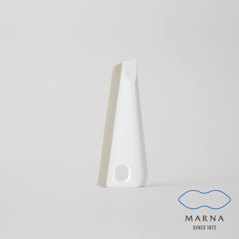 白色三角形廚房清潔刮板，配有淺灰色橡膠刮刀，底部有一個圓形孔洞，方便懸掛。