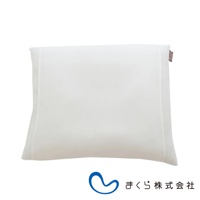 純白色無敵軟枕專用枕套，觸感柔軟，材質輕薄，邊緣有精緻縫線，右側角落帶有品牌標籤。