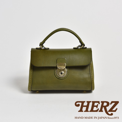 橄欖綠皮革迷你手提包，配有金色金屬旋轉鎖扣和一條手提帶，包包正面有精緻的縫線細節。