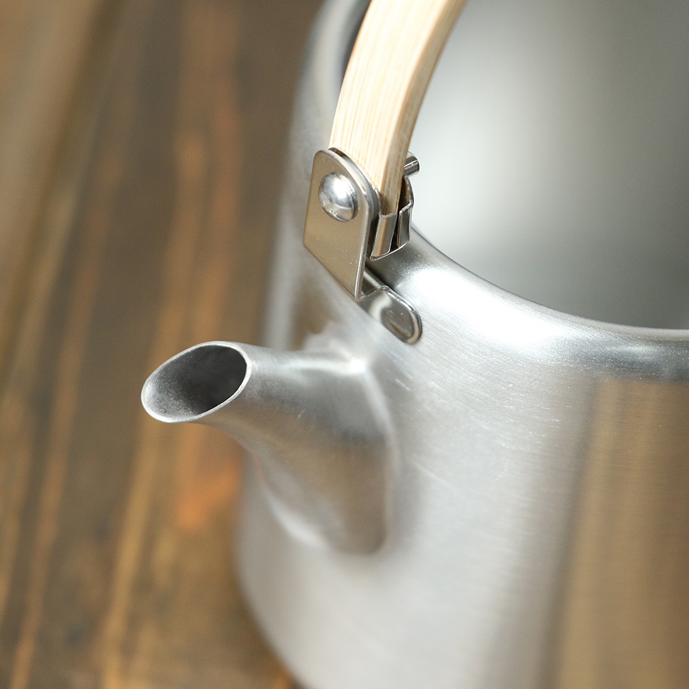 霧面不鏽鋼直筒茶壺，帶有木質上弦把手，壺嘴細長，整體為銀灰色調。