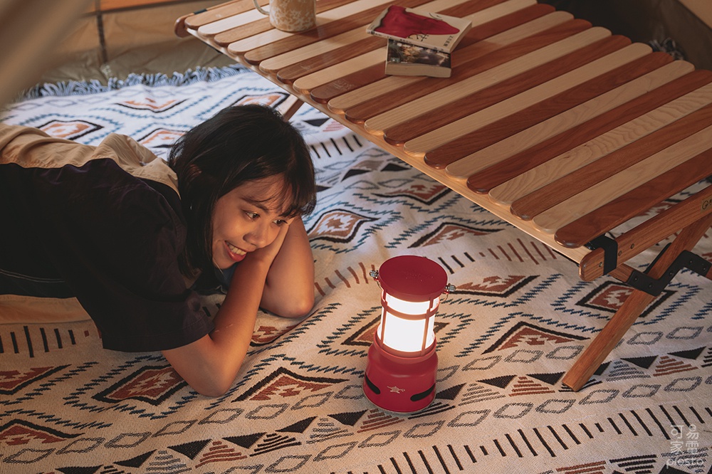 紅色神燈造型音箱，帶有復古提燈設計，下方有阿拉丁神燈圖案，音箱上方有金屬提把，整體為塑膠材質，燈光亮起，營造溫馨氛圍。