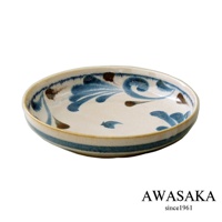 筆青釉繪料理盤，盤身呈淺盤狀，外圍有兩圈藍色條紋，盤內繪有藍色與褐色植物紋飾，釉色溫潤。