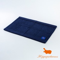 深藍色竹棉混紡厚感浴墊，表面有格紋縫線，右下角有橘色河馬標誌和品牌字樣。