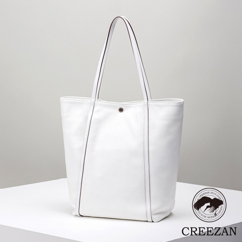 JETTER 大容量肩背托特包 CJTE-025，白色荔枝紋皮革，配有深色滾邊和雙提把，包款中央有一個銀色釦子。