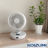 白色鵝頸颶風智能循環扇，帶有圓形風扇頭和觸控面板，置於木質桌面上，旁邊有一盆綠色植物。