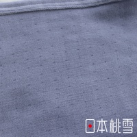 舒眠雙面四季毯的淺灰色布料，帶有細小的網狀紋理，觸感柔軟，適合全年使用。