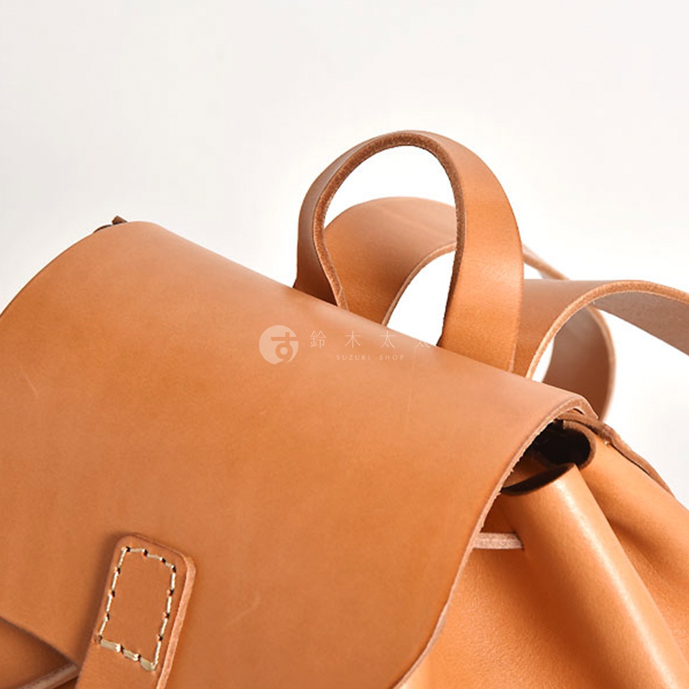 職人手作皮革經典後背包 R-4，細節特寫。包身呈淺棕色，材質為真皮皮革，帶有明顯的皮革紋理和縫線細節。