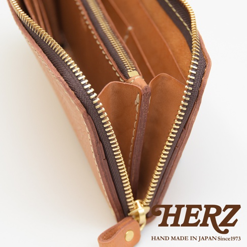 職人手作皮革經典拉鍊長夾，棕色皮革材質，展現拉鍊內層豐富的卡槽與隔層設計，金色拉鍊與皮革細膩縫線清晰可見。