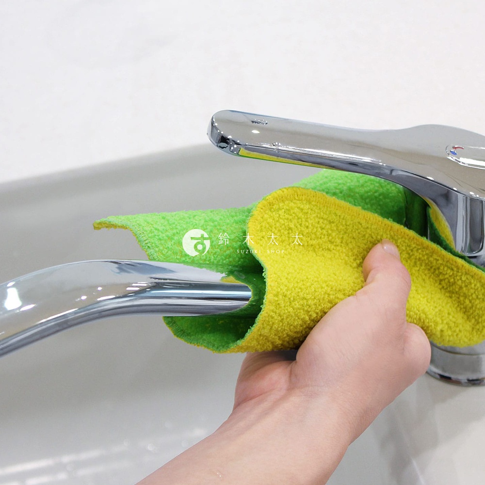 一個人正用黃綠色的抹布擦拭水龍頭