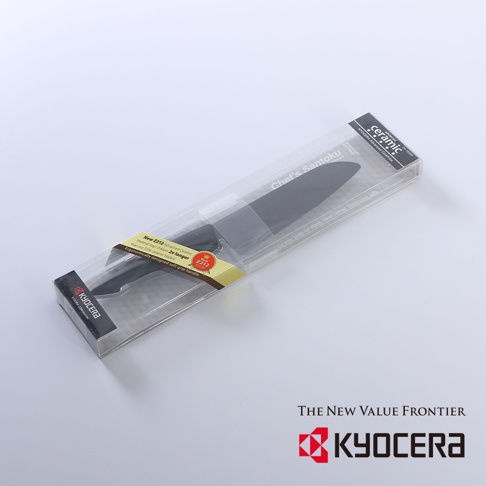 黑刃精密陶瓷主廚刀，刀身為黑色陶瓷材質，搭配符合人體工學設計的黑色軟柄，置於透明收納盒中。