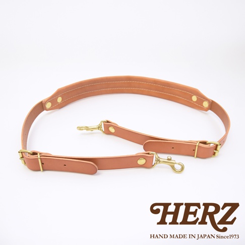 職人手作皮革加厚減壓肩背帶，淺棕色皮革，配有黃銅色金屬扣環，設計簡約。