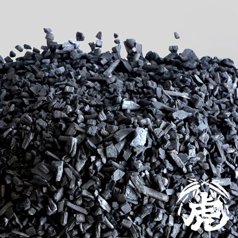 堆積的黑色竹炭顆粒，大小不一，形狀不規則，材質粗糙，呈現天然的紋理。