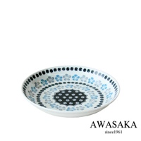 白色陶瓷料理盤，盤面印有歐式風格的藍色、灰色花卉圖案，中央為黑色底色搭配白色花紋，盤緣為黑色圓點裝飾。