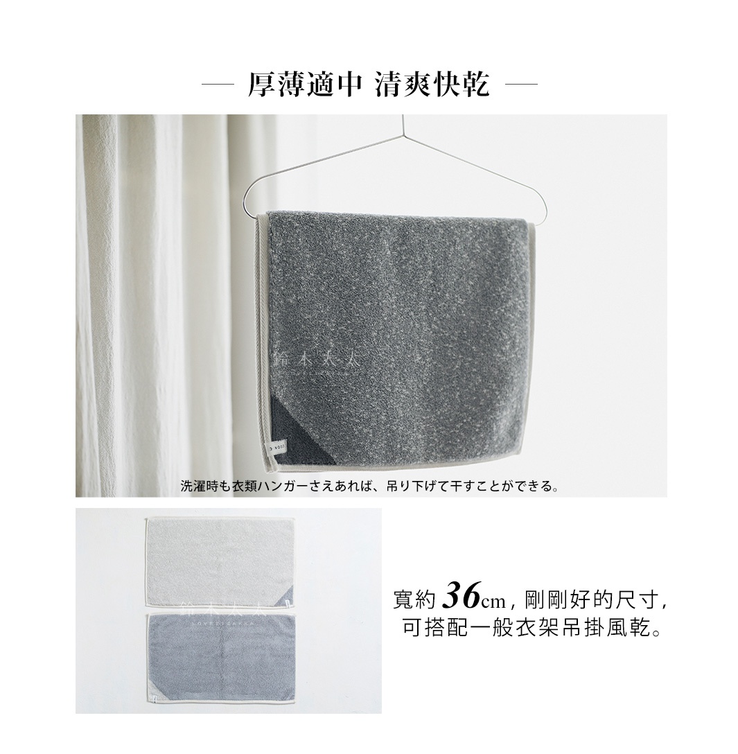 展示兩塊SUFFSUFFICE 棉麻混紡浴墊，一塊為淺灰色，另一塊為淺藍色，兩塊浴墊均為雙色設計，局部有品牌標誌。上方圖片是一塊灰色浴墊懸掛在衣架上。