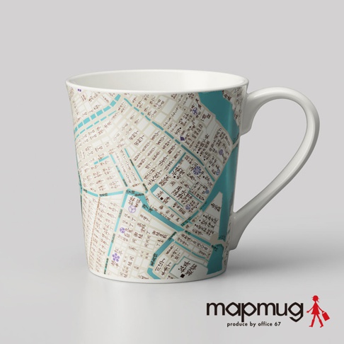 白色陶瓷馬克杯，表面印有精細的手繪江戶古地圖，包含街道、河流和日文標記，輔以藍色線條和圖案。