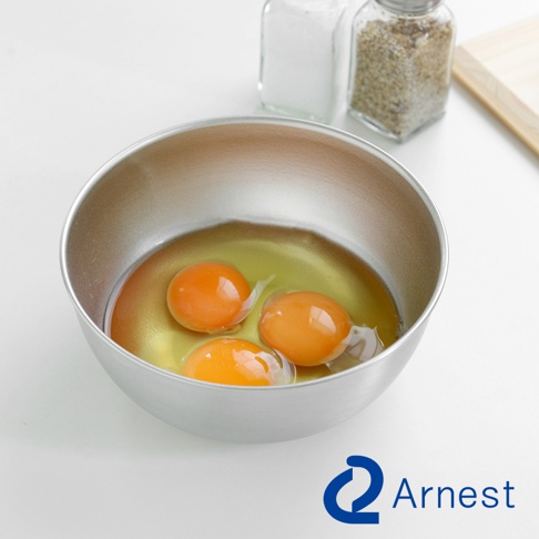 Arnest 逸品物創 防刮不鏽鋼調理碗，內有三顆蛋黃與蛋白，背景有鹽罐、胡椒罐和木製砧板