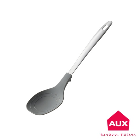 灰色矽膠量匙，帶有銀色金屬手柄，匙面有刻度標示。