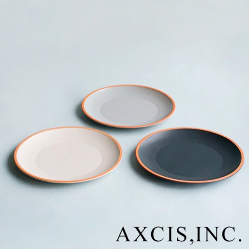 PURE 素燒百搭陶瓷主菜盤，共有淺灰、米白、深灰三色，盤緣帶有橘色線條，材質為陶瓷。