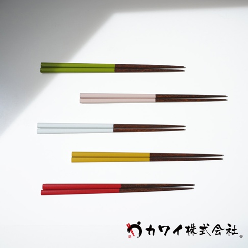 五雙現代風格木筷，每雙23公分長。筷子前端為深棕色木質，尾端則分別為綠色、粉色、白色、黃色與紅色。