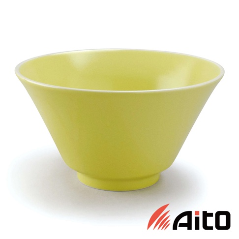 Ciel 美濃燒簡約釉彩深碗，呈現柔和的淺黃綠色，碗身為錐形設計，底部有穩固的圓形底座，內緣帶有細緻的白色邊飾。