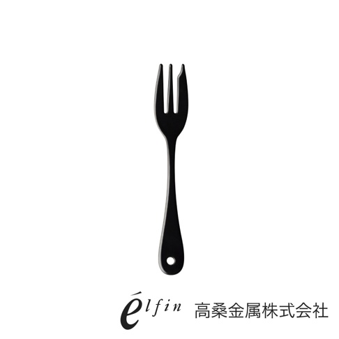 一支日製黑色琺瑯三齒水果叉，整體造型簡潔，握柄末端有圓孔設計，材質為金屬。