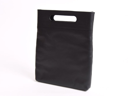 黑色皮革直式收納袋，頂部有提把，中間有縫線裝飾，材質光滑。