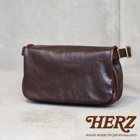 職人手作皮革Organ斜背包，M尺寸，深棕色，柔軟皮革，簡約設計，附有金色扣環的調節式背帶。