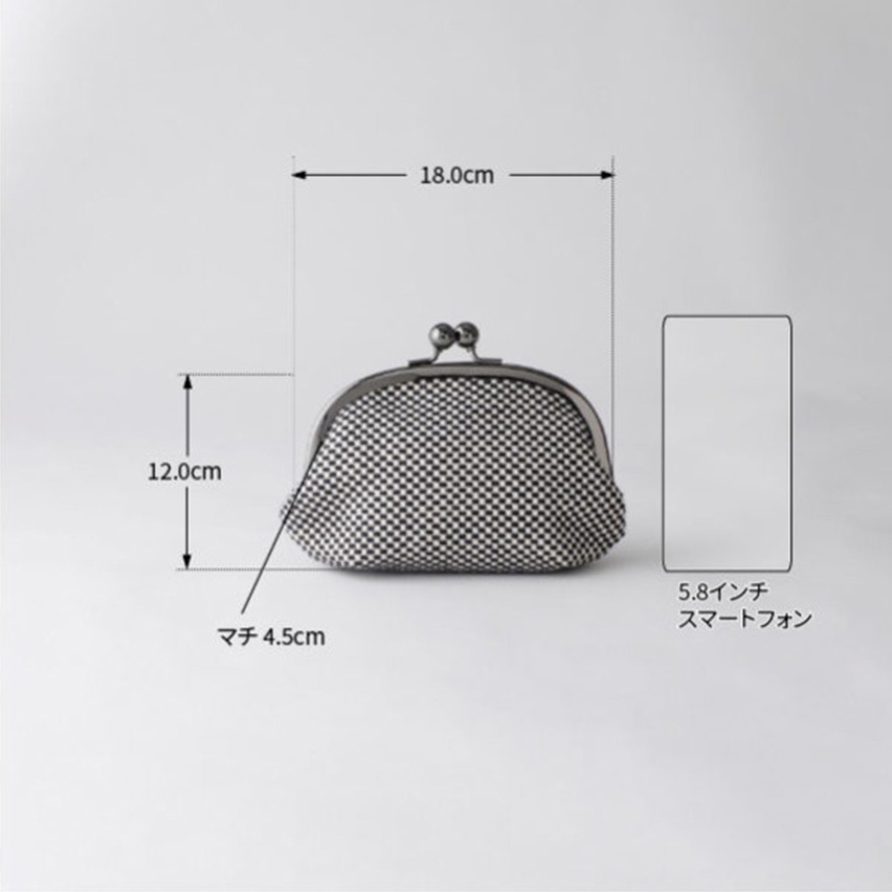 一個黑白格紋三河木綿刺子織口金零錢包，尺寸為寬18.0公分、高12.0公分，厚度4.5公分，附有金屬口金開合。旁邊輔助圖示為一個5.8吋的智慧型手機，用以比較尺寸。