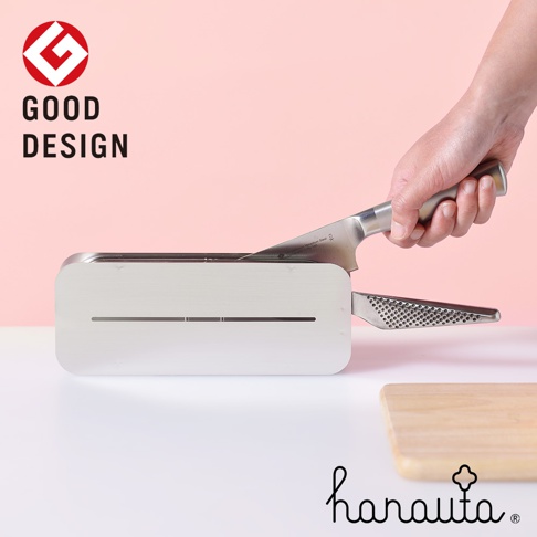 不鏽鋼臥式刀座，銀色，簡約設計，槽口可容納刀具，另有兩個刀具槽。