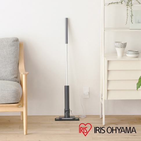 電動平板拖把，銀色金屬桿搭配深灰色機身與握把，底部為黑色方形拖頭，連接電源線。