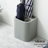 灰色簡約雨傘筒架，可收納兩支摺疊傘，材質為塑膠，設有兩個獨立隔間，側面印有品牌 logo。