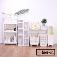 白色塑膠材質的夾縫收納櫃，有不同尺寸和堆疊組合，部分櫃體可見瓶狀或盒裝的清潔用品、毛巾等雜物。