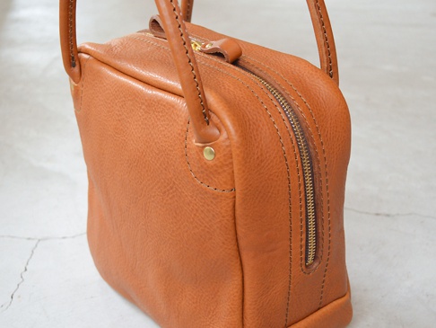 職人手作皮革Organ方形托特包，M尺寸，採用光滑棕褐色皮革製成，設有拉鍊開合和皮革提把。