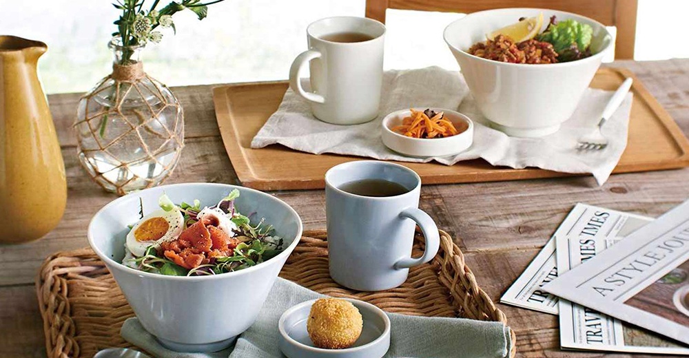 Ciel 美濃燒簡約釉彩深碗，呈現灰藍色調，碗身線條流暢，適合盛裝沙拉或飯食，搭配白色馬克杯與炸物小點，營造日式餐桌風格。