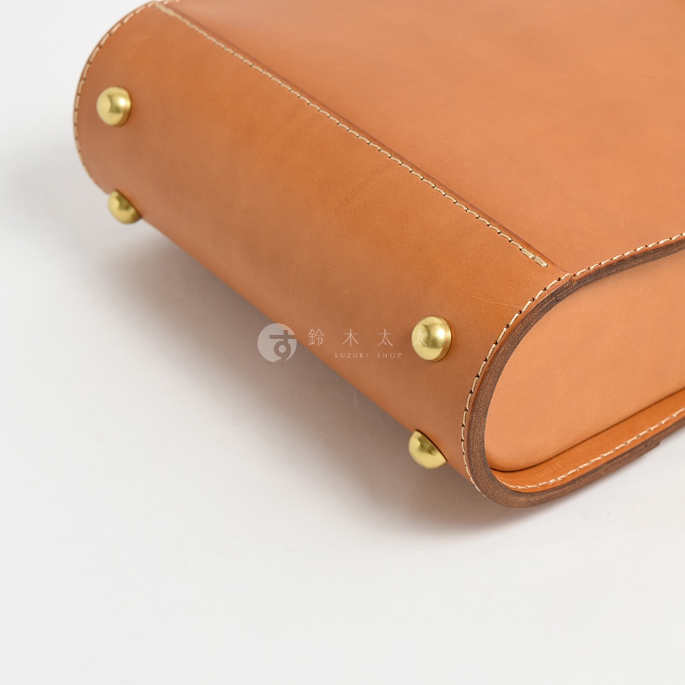 職人手作皮革杜勒斯商務後背包 BJ-10，展示棕褐色皮革材質，具備精細車縫線與黃銅鉚釘裝飾，強調細節與質感。