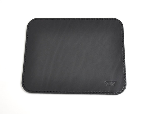 職人手作皮革滑鼠墊板 (KZ-70)，黑色皮革材質，四周縫線工整，右下角壓印有品牌標誌。