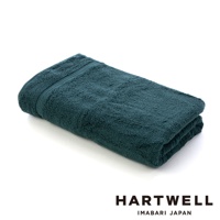 一條深綠色、柔軟、輕盈的今治毛巾，材質觸感細緻，折疊呈現，邊緣有精緻的縫線。