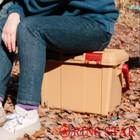 Starke-R 超級箱，一個淺棕色的塑膠儲物箱，配有紅色扣環和可折疊提把，置於落葉地面上。