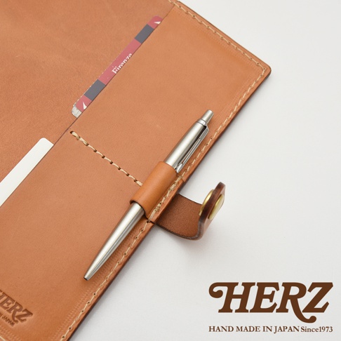 職人手作皮革A5手帳/記事本書套，以自然棕色皮革製成，內嵌筆套，附有卡槽，搭配銀色金屬筆。