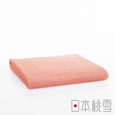 飯店大毛巾，材質柔軟，呈現珊瑚粉色，表面有細緻絨毛，一角有日文品牌標誌。
