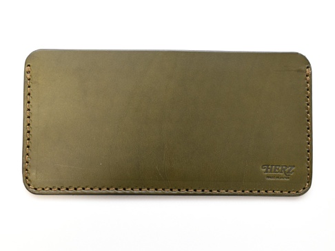 橄欖綠皮革紙鈔專用收納夾，職人手作，車縫線整齊，右下角壓印有「HERZ MADE IN JAPAN」字樣。