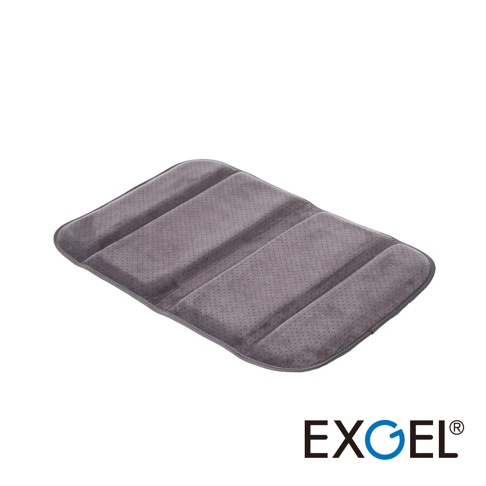 Mobile M 行動折疊坐墊，灰色絨面材質，表面有細小透氣孔，四條縱向壓紋設計。