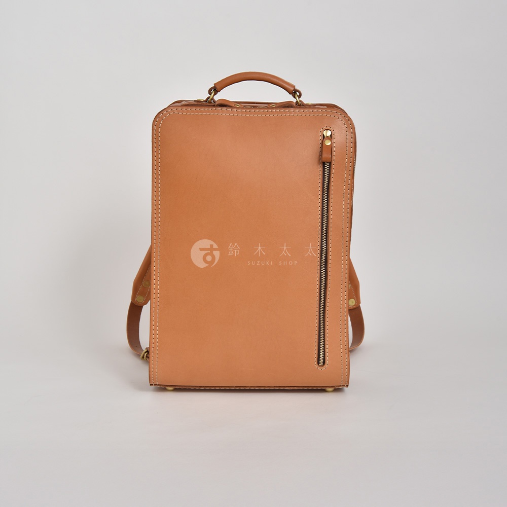 職人手作皮革商務電腦後背包 R-25，淺棕色，採用天然皮革材質，設計簡約，正面有拉鍊口袋，適合商務使用。