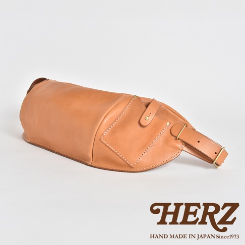 HERZ 職人手作皮革大容量斜背包 F-1，淺棕色Stare皮革材質，寬54x高19x厚度12公分，側背斜放，附有品牌標誌HAND MADE IN JAPAN Since1973