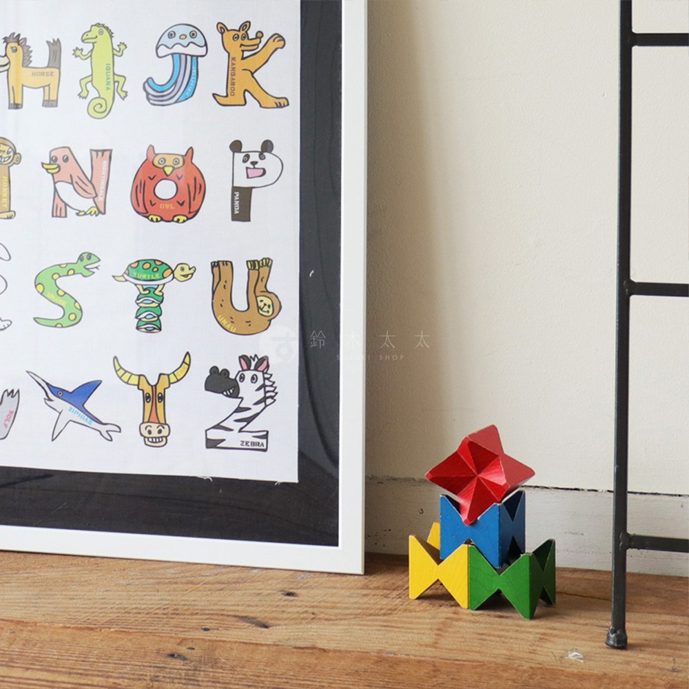 無框帆布藝術海報，以動物造型結合英文字母，包含馬、水母、袋鼠、熊貓、貓頭鷹、蛇、烏龜、牛、斑馬等，色彩鮮豔，風格童趣。