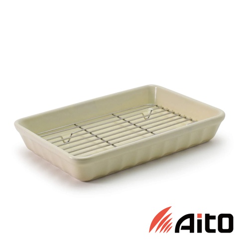 米色美濃燒釉彩長方陶瓷烤盤，附一個銀色金屬網架，烤盤側邊有紋路設計。